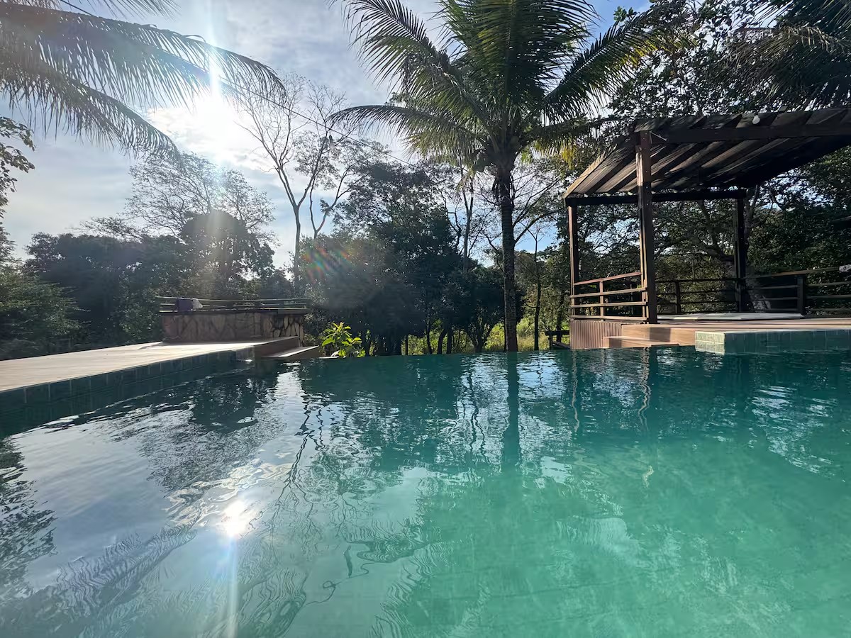 Piscina aquecida da Chácara Equilíbrio em meio à natureza